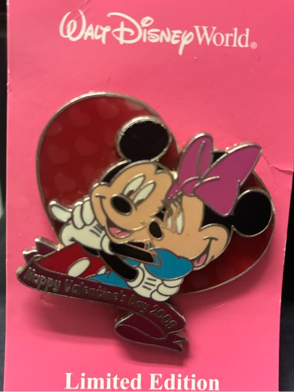 Walt Disney World 2009. Mickey & Minnie Mouse Valentine Pin. LE 2000.